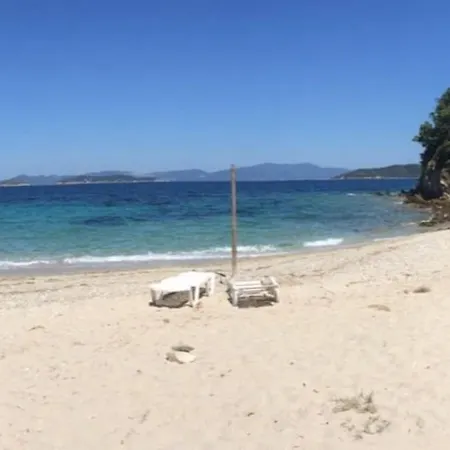 بيت للعطل Bounatsa With Access To Semi-private Beach